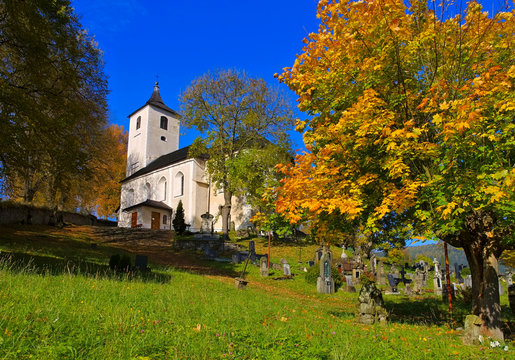 Marschendorf Renaissancekirche im Herbst im Riesengebirge - Marschendorf Renaissance church in autumn in Giant  Mountains