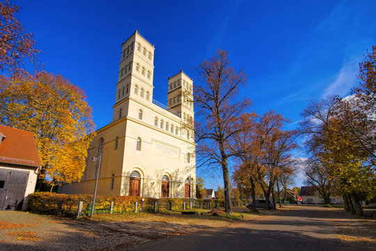 Straupitz Schinkelkirche im Spreewald im Herbst - Straupitz Schinkelkirche in Spree Forest in fall