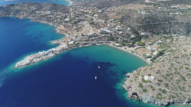 Grèce Cyclades île de Sifnos Faros vue du ciel © Zenistock
