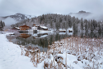 Spitzingsee im Winter mit Schnee und Nebel