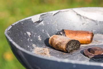 Zigarrenstummel in einem Aschenbecher