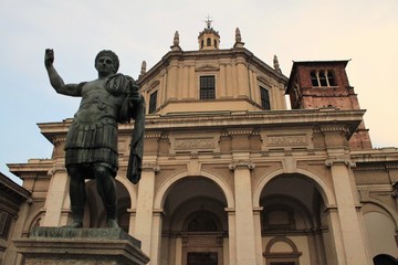 Obraz premium Mailand; San Lorenzo Maggiore mit Constantin Statue