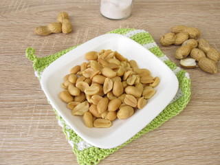 Geröstete Erdnüsse mit Salz
