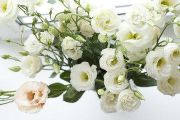Obraz na płótnie Canvas A bouquet of white flowers in a vase. Eustoma