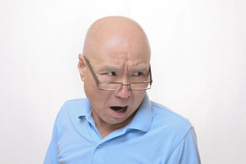 怒りの日本人シニア