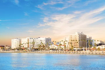 Fotobehang Prachtig uitzicht op de hoofdstraat van Larnaca en het strand van Phinikoudes op Cyprus © marinadatsenko