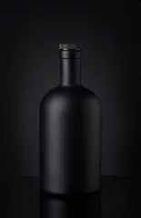 Poster Im Rahmen Schwarze Whiskyflasche auf dunklem Hintergrund © baibaz