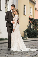 Naklejka premium happy couple standing near modern city center