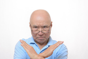 ノーグットサインを出すシニア