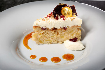 Französisches Apfeltörtchen mit Cranberries, Walnüssen und Schmandmousse in Karamell-Orangensauce