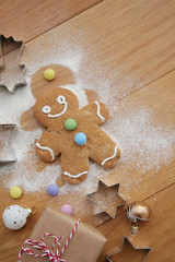 Omino di Pan di zenzero su tavolo di legno. Sfondo di Natale.