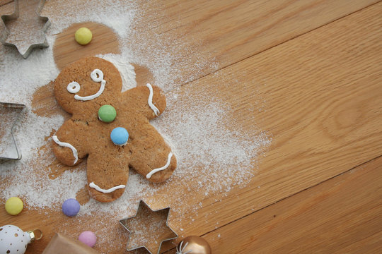 Omino di Pan di zenzero su tavolo di legno. Sfondo di Natale.