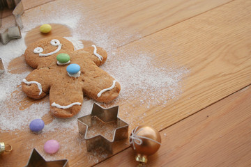 Omino di Pan di zenzero su tavolo di legno. Sfondo di Natale.