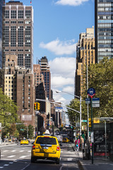"First Ave" mit Hochhäusern von New York in den USA.
