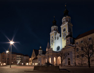 Fototapeta na wymiar night view of main square in Bressanone