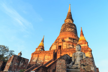 Fototapeta premium The Big pagoda in ancient ruin in Ayuttaya with sunligth in the morning.