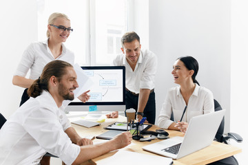 Obraz premium Spotkanie biznesowe. Osoby pracujące nad projektem w biurze