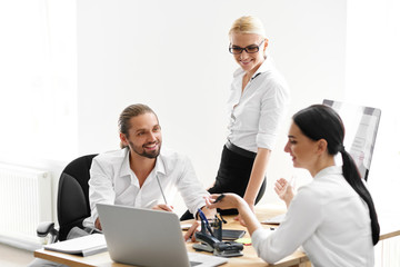 Obraz premium Team Working In Office, Looking At Computer