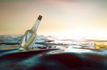 Flaschenpost treibt im Meer