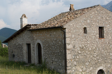 Anticha casa restaurata in un villaggio di montagna abbandonato, Centro Italia 