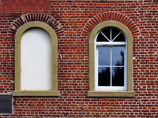 Obraz premium Backsteinwand mit zwei Fenster