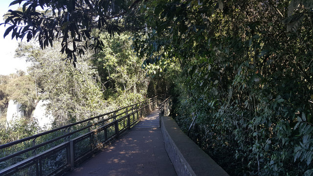 Una baranda ubicada en las cataratas del iguazu