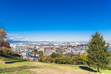 青空が広がる住宅街