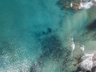 Vista aerea di scogli sul mare. Panoramica del fondo marino visto dall’alto, acqua trasparente....