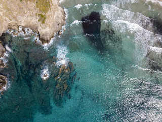 Vista aerea di scogli sul mare. Panoramica del fondo marino visto dall’alto, acqua trasparente. Nuotatori, bagnanti che galleggiano sull’acqua. Corsica. Francia