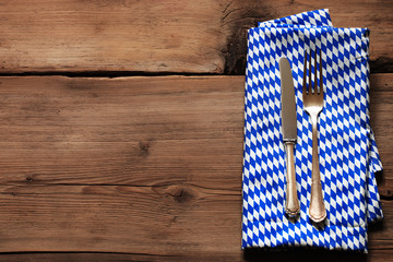 Besteck mit Bayern Serviette auf Holz