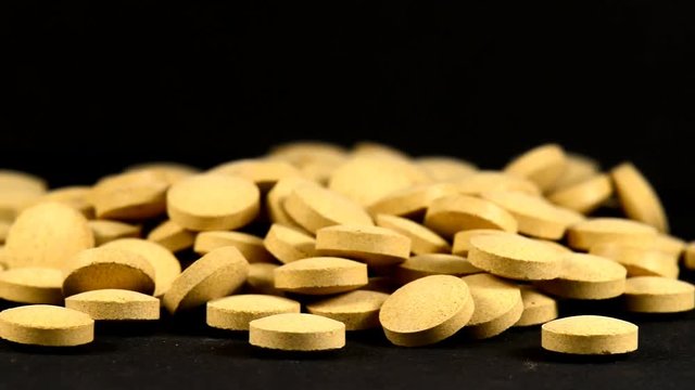 Bierhefetabletten auf einem Drehteller