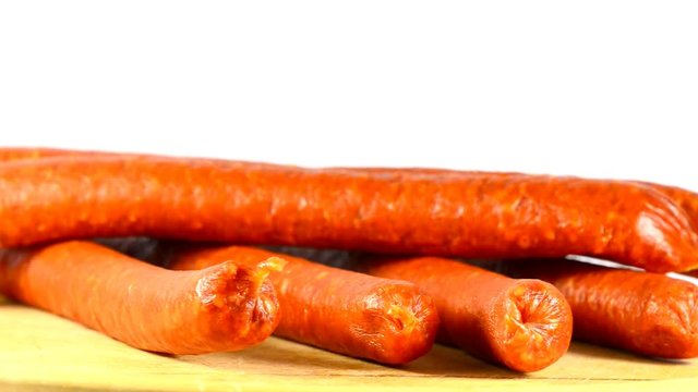ger&auml;ucherte Wurst auf einem Drehteller