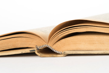 Ein altes geöffnetes Buch