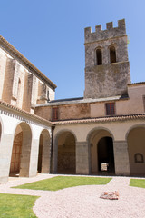 Cloitre et tour de l'Abbaye de Caunes-Minervois