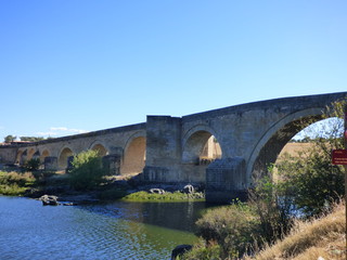 El Puente del Arzobisp, pueblo de Toledo, en la comunidad autónoma de Castilla-La Mancha. Esta...