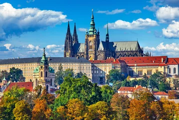 Tuinposter Prague fall landscape view to Saint Vitus Cathedral with blue © Yasonya