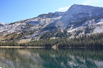 lac sur la route de death valley