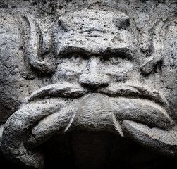 faccia demone pietra