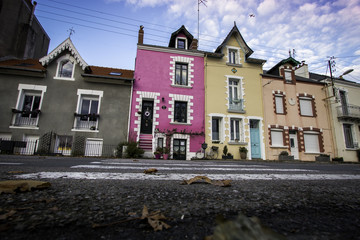 Fototapeta na wymiar Maisons colorées dans la ville Basse indre