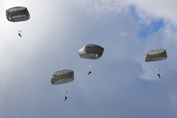 military paratroopers