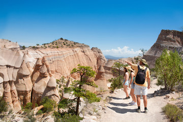 Fototapeta premium Rodzina na wędrówkach na wakacjach w pięknych górach. Kasha-Katuwe Tent Rocks National Monument, w pobliżu Santa Fe, Nowy Meksyk, USA