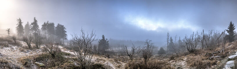 Der Gro&szlig;e Feldberg im Taunus bei Nebel im Winter