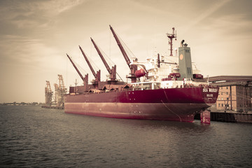 Frachtschiff im Hafen