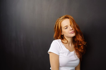 portrait einer schönen frau mit langen, roten haaren © contrastwerkstatt