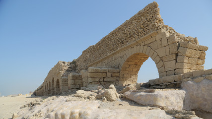 Fototapeta na wymiar Acueducto de Herodes de la ciudad de Cesarea en Israel