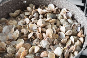 Cooking spaghetti with clams