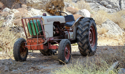 alter Traktor zwischen Felsen 