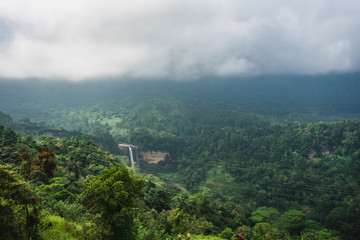 Fototapeta na wymiar Laxshapana falls, Sri Lanka 