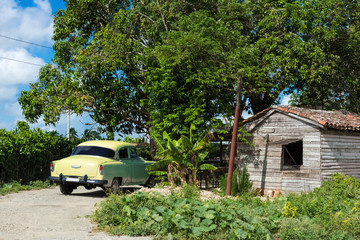 HDR - Gelber amerikanischer Chevrolet Oldtimer parkt im Landesinneren von Villa Clara in Cuba - Serie Cuba Reportage