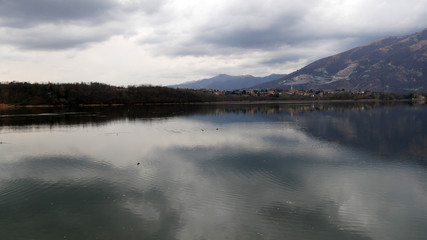Obraz na płótnie Canvas Riflessi sulle acque del lago di Oggiono